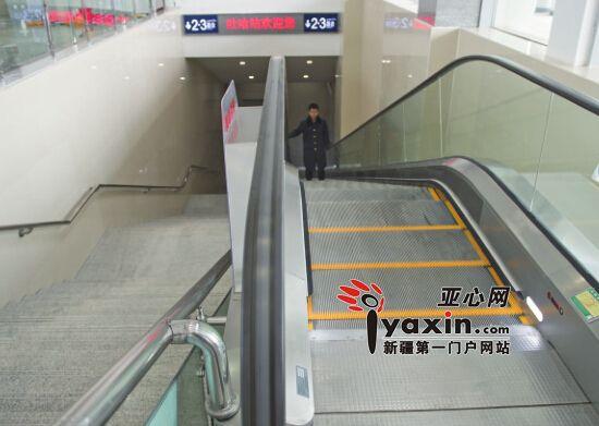 与其它高铁站不同,吐哈站并未设置无障碍升降机,而是采用自动扶梯.